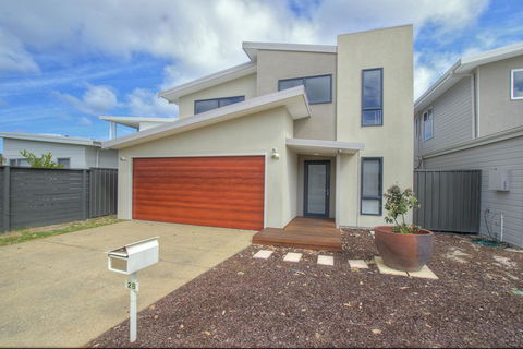 A Little Luxury In Town - ACT Tourism 0