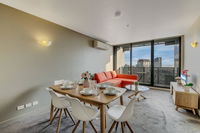 A Modern 2BR CBD Apt City Views FREE Parking