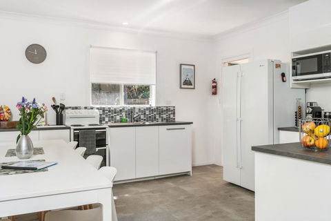A SWEET ESCAPE - Carefree Beach Home - ACT Tourism 1