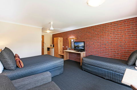 AAt 28 Goldsmith Motel - ACT Tourism 2