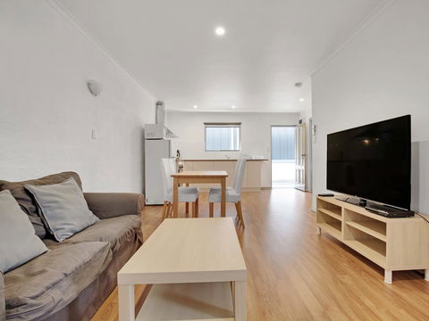 Adelaide Holiday Homes - ACT Tourism 2