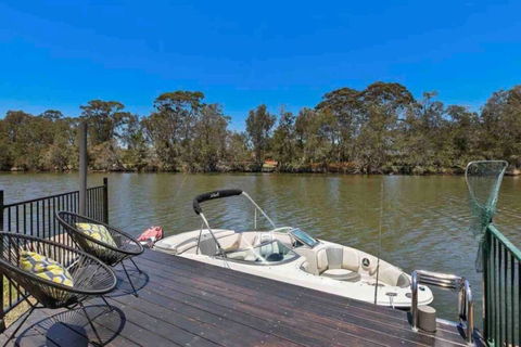 DOCK 08 Riverside Entertainer Pets Welcome - ACT Tourism 0