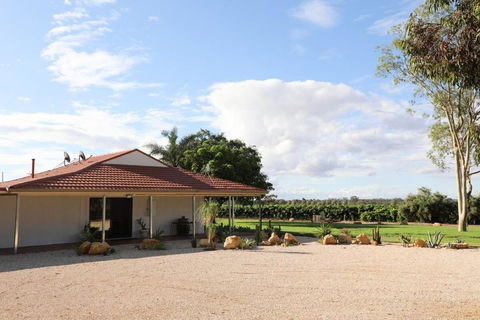 Dreamy Abode - Vineyard Retreat - ACT Tourism 0