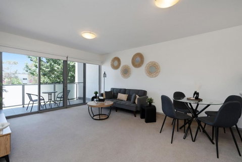 Elegant 2-Bed Apartment With Balcony - ACT Tourism 1