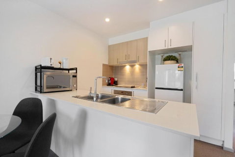 Elegant 2-Bed Apartment With Balcony - ACT Tourism 3