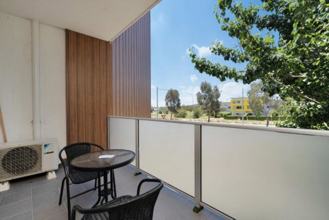 Elegant 2-Bed Apartment With Balcony - ACT Tourism 2