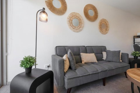 Elegant 2-Bed Apartment With Balcony - ACT Tourism 0
