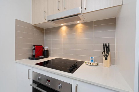 Elegant 2-Bed Apartment With Balcony - ACT Tourism 4