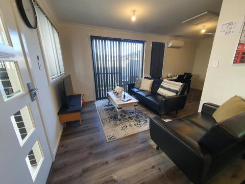 Entire 2br, Hideaway - ACT Tourism 4