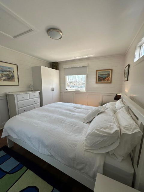 Elegant And Scenic Floating Boat House - ACT Tourism 3