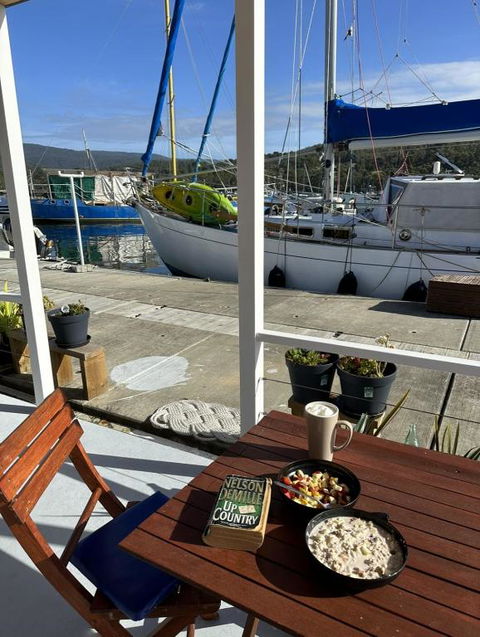 Elegant And Scenic Floating Boat House - ACT Tourism 4