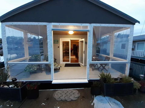 Elegant And Scenic Floating Boat House - ACT Tourism 0