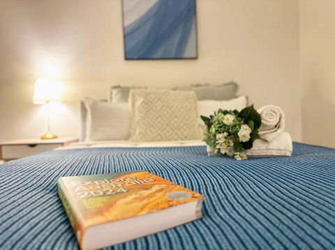 FC104 -1 BATH 2 BR Modern Oasis With, Pool & Gym - ACT Tourism 2