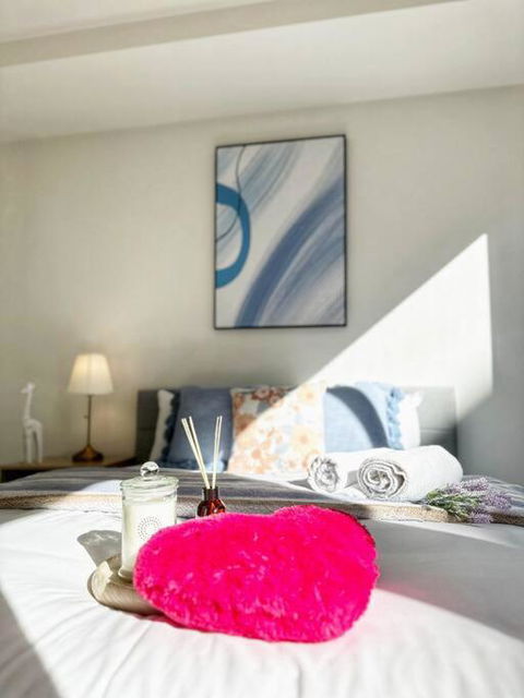 FC104 -1 BATH 2 BR Modern Oasis With, Pool & Gym - ACT Tourism 0