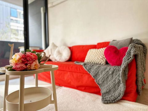 FC104 -1 BATH 2 BR Modern Oasis With, Pool & Gym - ACT Tourism 1