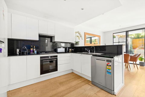 Fab Bondi 2-Bed With Courtyard & Alfresco Dining - ACT Tourism 3