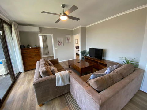 Family Friendly 4BR Townhouse Near Mt. Stromlo - ACT Tourism 0