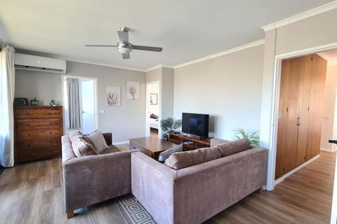 Family Friendly 4BR Townhouse Near Mt. Stromlo - ACT Tourism 2