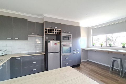 Family Friendly 4BR Townhouse Near Mt. Stromlo - ACT Tourism 1