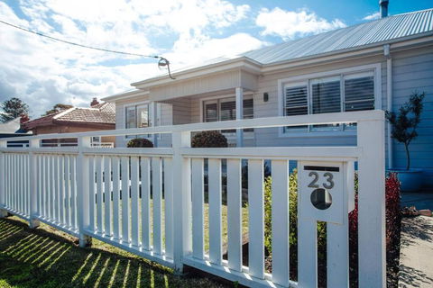 Family Friendly Home By The Lake - ACT Tourism 0
