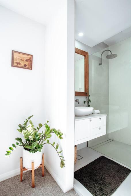 Family Friendly Home By The Lake - ACT Tourism 1
