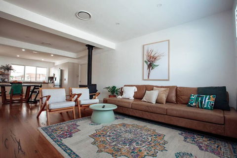 Family Friendly Home By The Lake - ACT Tourism 3