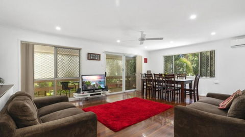 Family Friendly House With Pool & Aircon - ACT Tourism 4