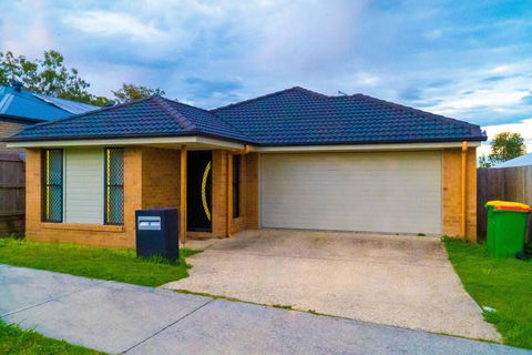 Family Home With Free Parking Close To Everything - ACT Tourism 0