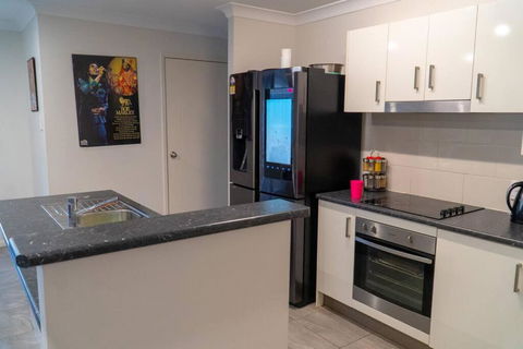Family Home With Free Parking Close To Everything - ACT Tourism 3