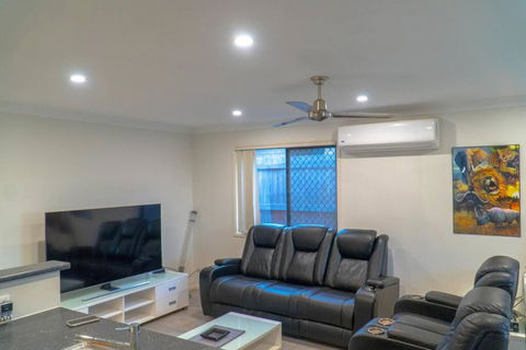 Family Home With Free Parking Close To Everything - ACT Tourism 4