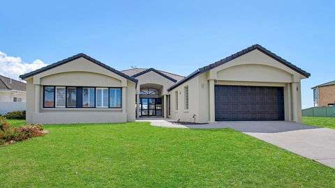 FLOATING ON THE CANALS - 80 COMMODORE CRES - ACT Tourism 0