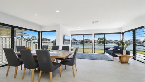 FLOATING ON THE CANALS - 80 COMMODORE CRES - ACT Tourism 1