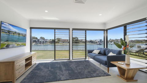 FLOATING ON THE CANALS - 80 COMMODORE CRES - ACT Tourism 2