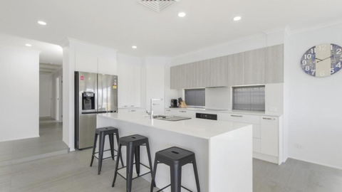FLOATING ON THE CANALS - 80 COMMODORE CRES - ACT Tourism 3