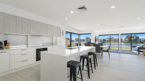 FLOATING ON THE CANALS - 80 COMMODORE CRES - ACT Tourism 4