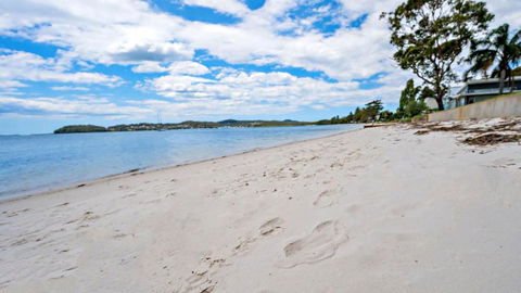 Footprints On Foreshore - ACT Tourism 2