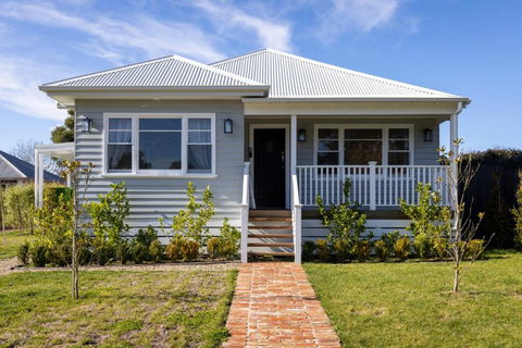 FOREST CORNER - 3 BEDROOM WEATHERBOARD, TRENTHAM - ACT Tourism 0