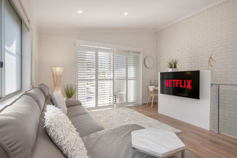 Favored Central Coastal Apartment - ACT Tourism 3