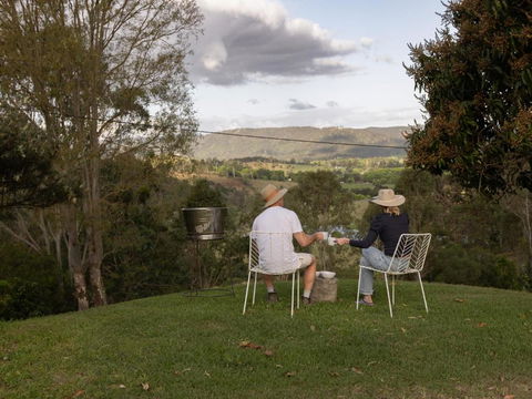 Family Fun On The Farm! Close To Kenilworth Stylish Feed Friendly Cows Breathtaking 360 Views - ACT Tourism 1