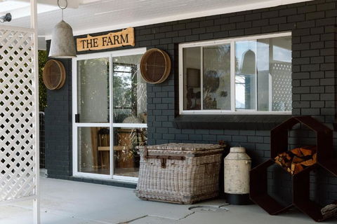 Family Fun On The Farm! Close To Kenilworth Stylish Feed Friendly Cows Breathtaking 360 Views - ACT Tourism 3