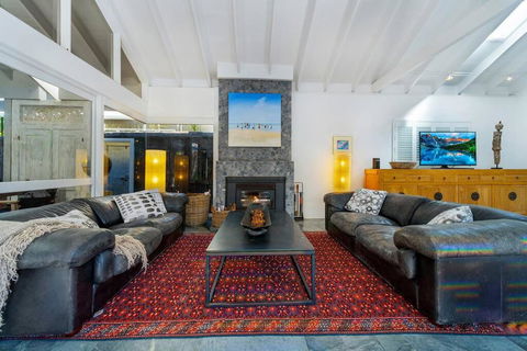 Fuller Holidays - Adrift - Tallows Beachfront Suffolk Park - ACT Tourism 2