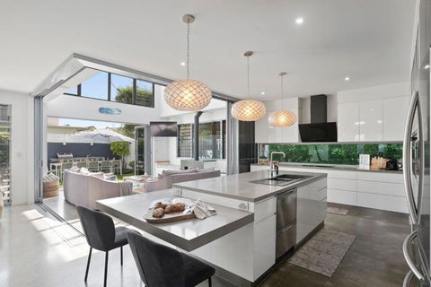 Frangipani Beach House - ACT Tourism 1