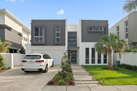 Frangipani Beach House - ACT Tourism 2