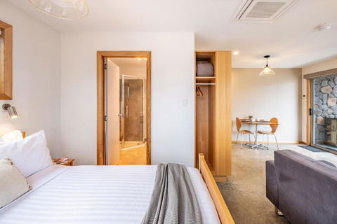 Freycinet Stone Studio 7 - Quartz - ACT Tourism 3