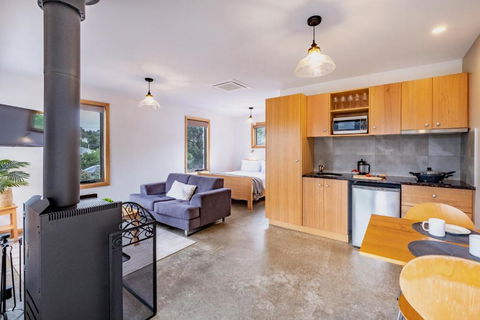 Freycinet Stone Studio 7 - Quartz - ACT Tourism 2