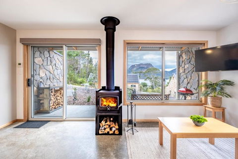 Freycinet Stone Studio 7 - Quartz - ACT Tourism 0