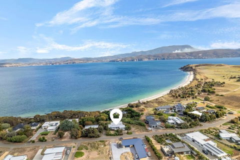 Getaway Hideaway-close To Beach Sleeps-8 - ACT Tourism 0