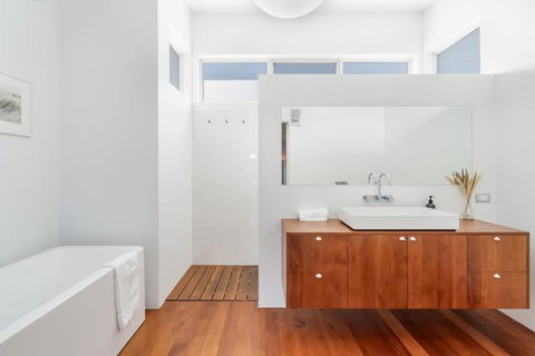 Getaway Hideaway-close To Beach Sleeps-8 - ACT Tourism 4