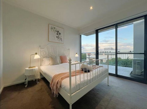 GW24-1 BATH 2 BR At The Glen With FREE Parking And Balcony - ACT Tourism 0