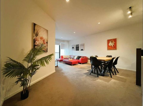GW24-1 BATH 2 BR At The Glen With FREE Parking And Balcony - ACT Tourism 2
